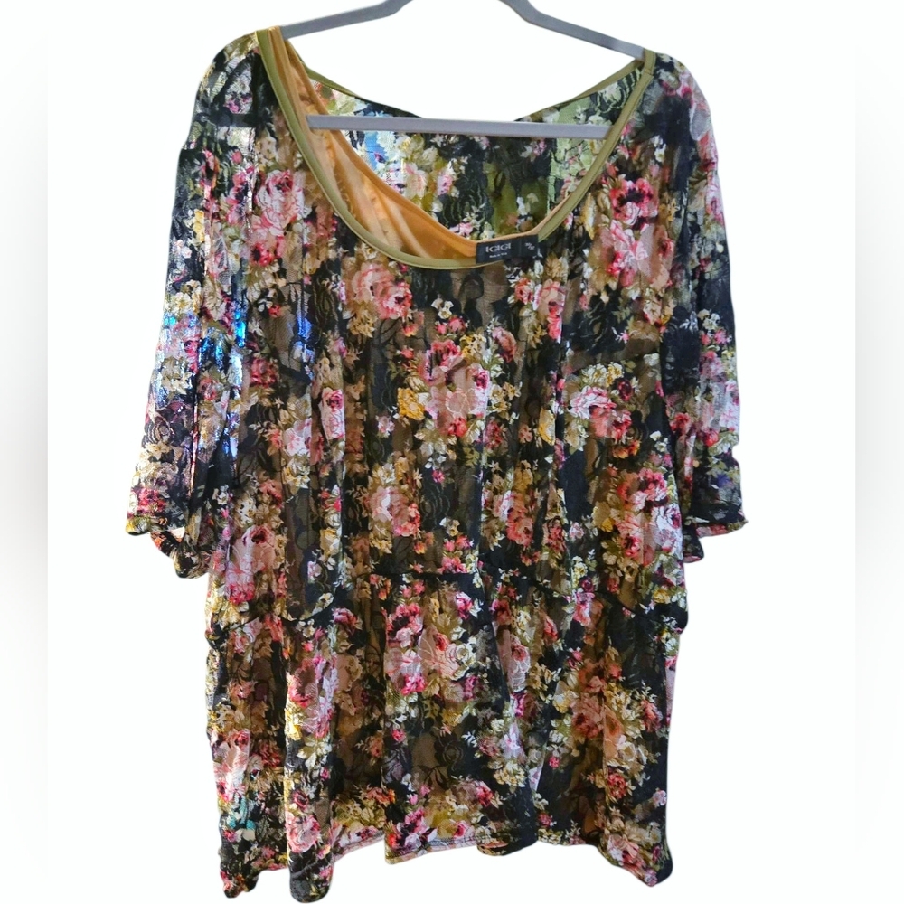 IGIGI Floral lace Semi Sheer Women's Top With Nude Tank. Size 30/32.